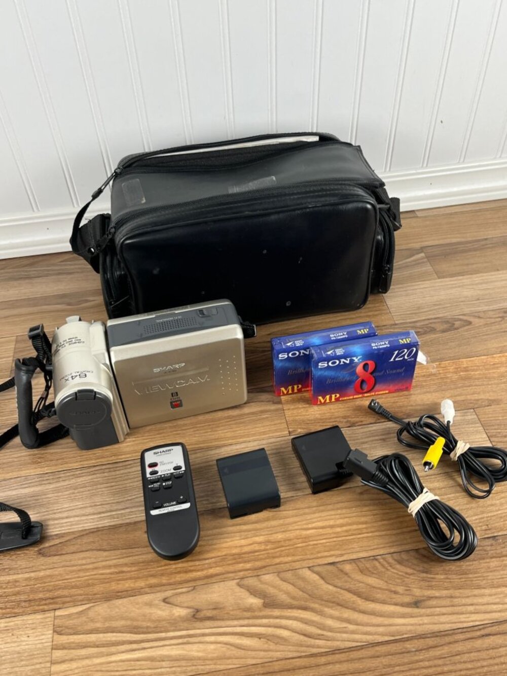 Sharp VL-E785 Viewcam Camcorder Camera & Accessories Tapes TESTED NO BATTERY CHA - Picture 2 of 16